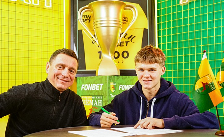 Богдан Левченко подписал свой первый контракт